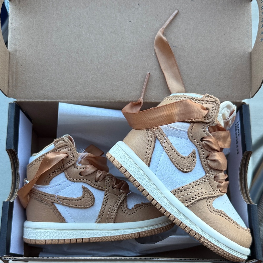 Jordan 1 Retro High OG - Praline/White/Silk